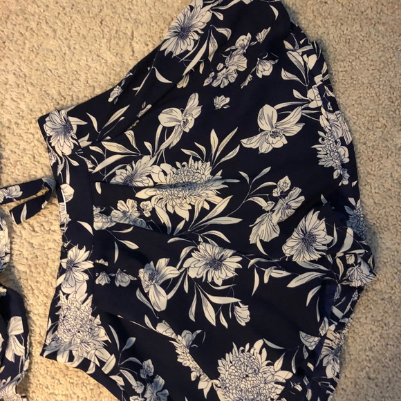 Set - Picture 2 of 4